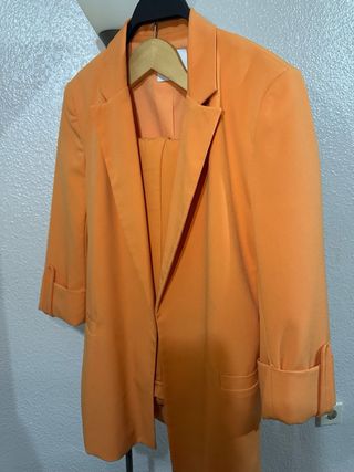 Traje de mujer naranja