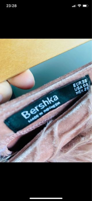 Shorts Bershka plumas terciopelo rosa