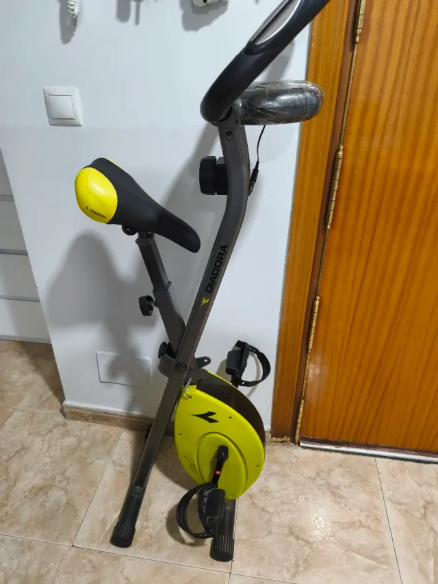 Bicicleta Estática Diadora Negra y Amarilla