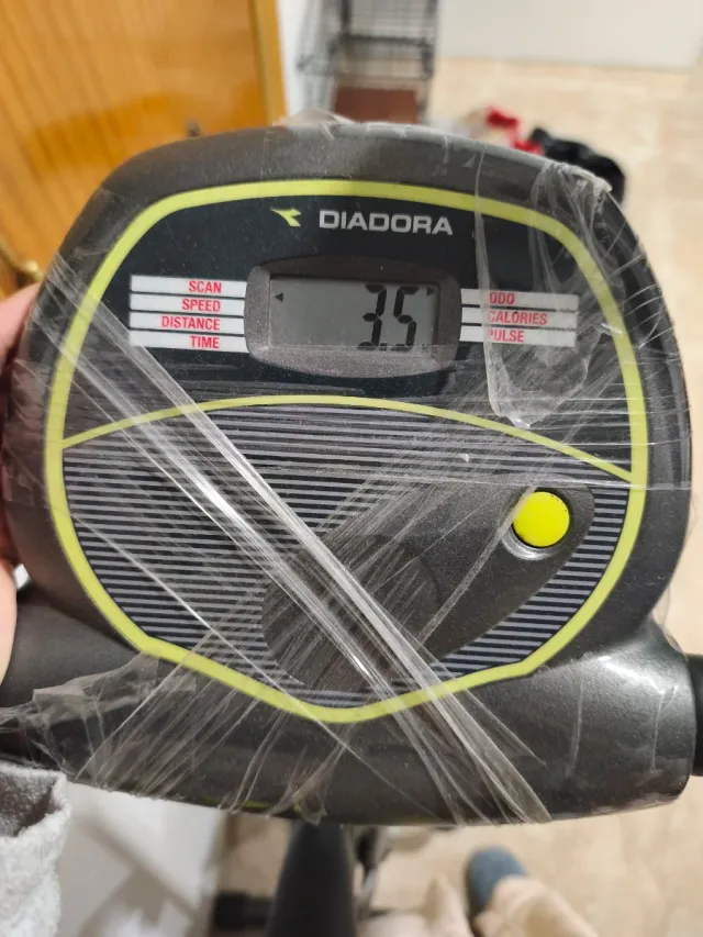 Bicicleta Estática Diadora Negra y Amarilla