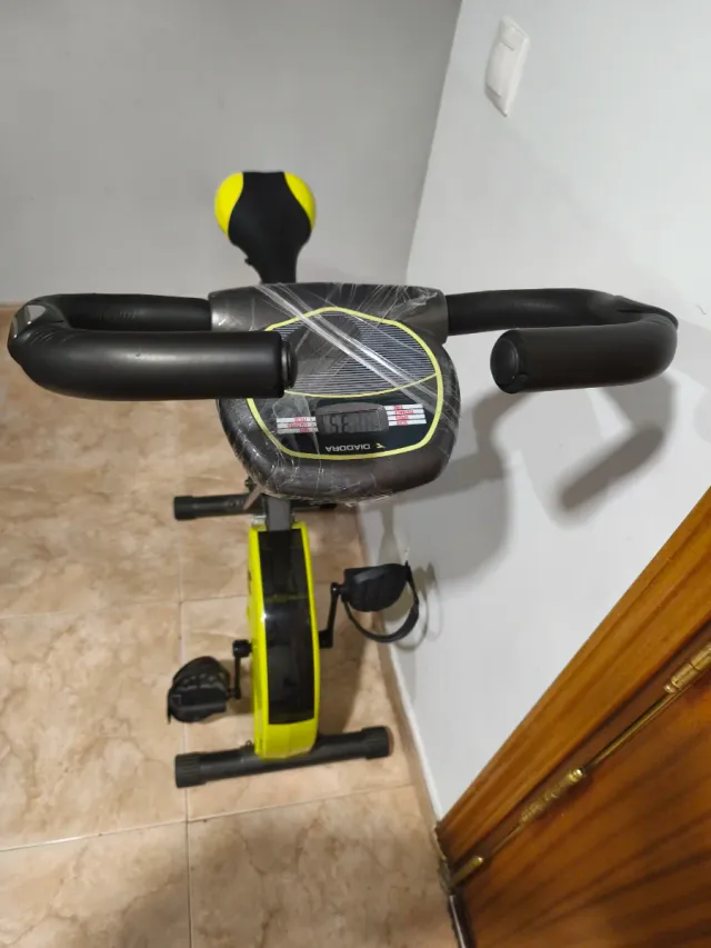 Bicicleta Estática Diadora Negra y Amarilla