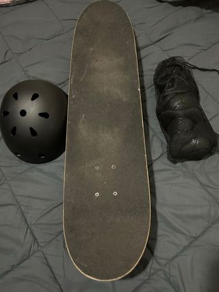 Skate con casco y protecciones
