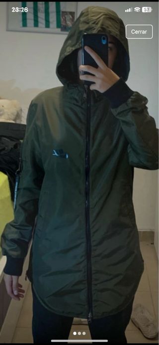 Chaqueta verde con capucha