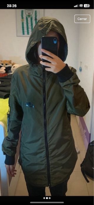 Chaqueta verde con capucha
