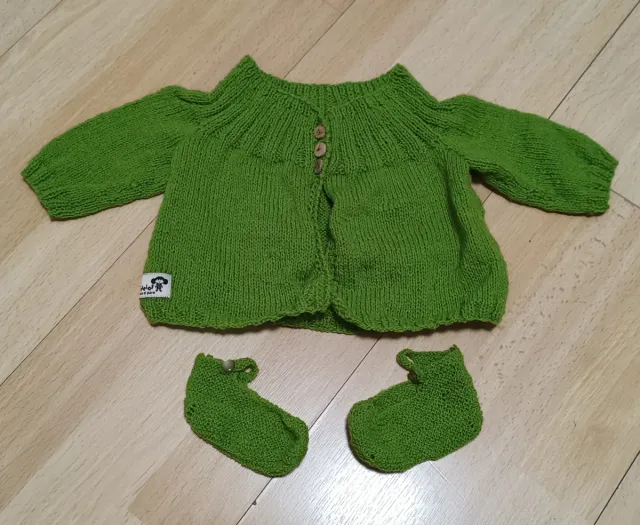 Chaquetilla y patucos de punto verde