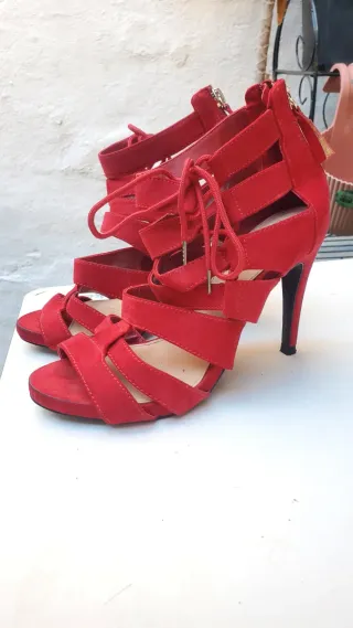 Botines abiertas Bershka con tacones rojas 37