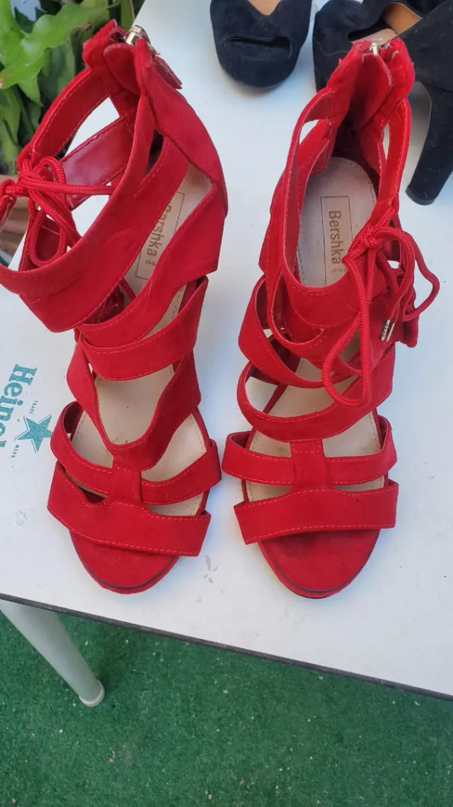 Botines abiertas Bershka con tacones rojas 37