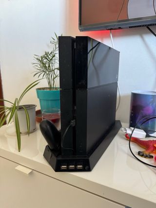 PS4 Fat 500GB + base de refrigeración y carga.