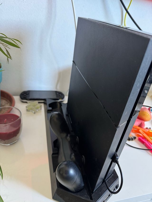 PS4 Fat 500GB + base de refrigeración y carga.