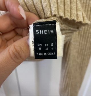 Jersey beige de cuello alto acanalado