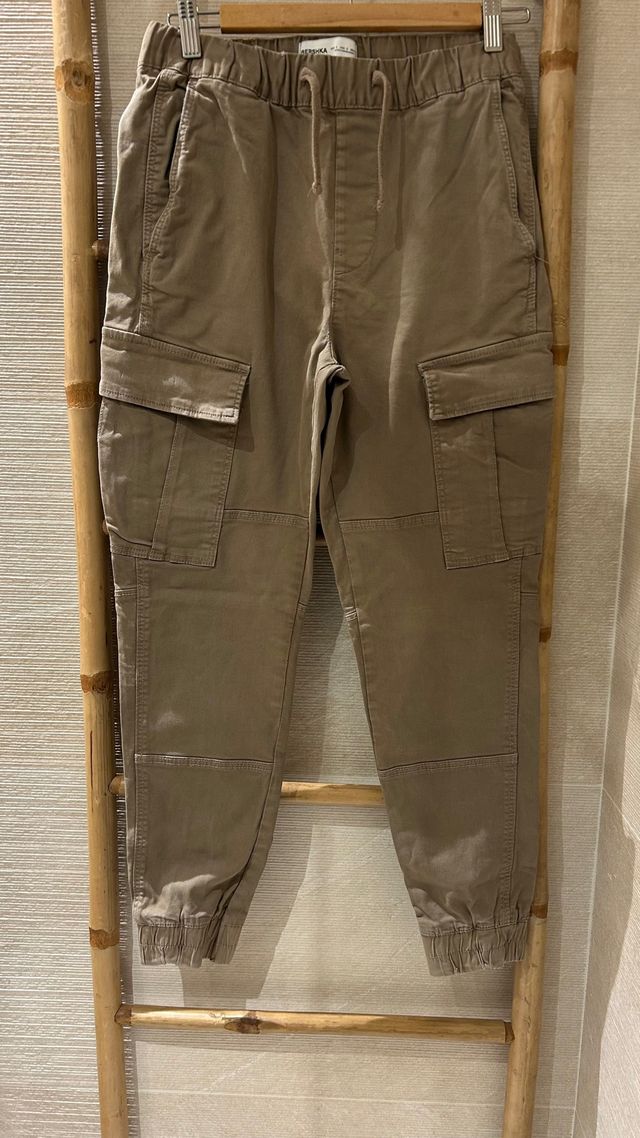 Pantalón cargo Bershka militar bolsillos