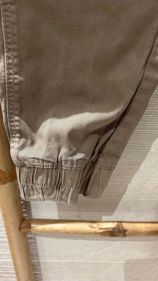 Pantalón cargo Bershka militar bolsillos