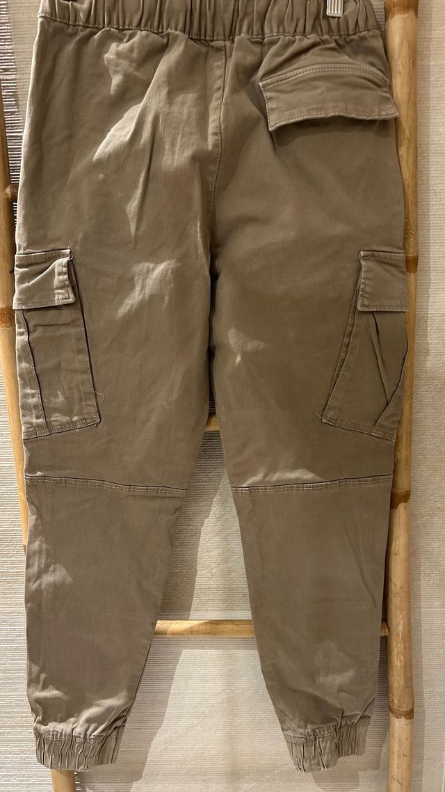 Pantalón cargo Bershka militar bolsillos