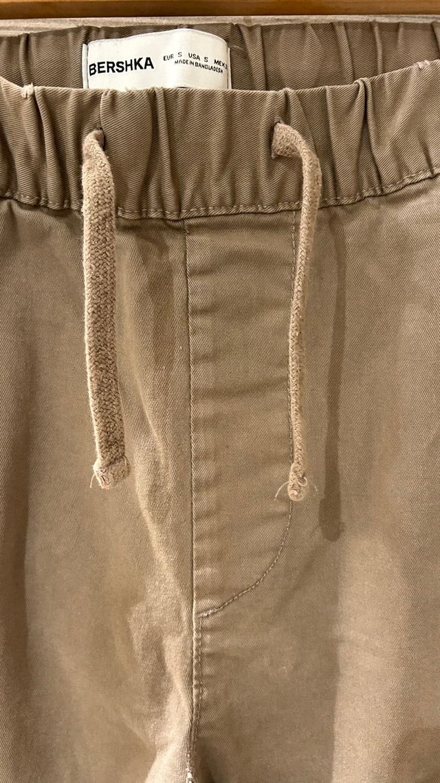 Pantalón cargo Bershka militar bolsillos