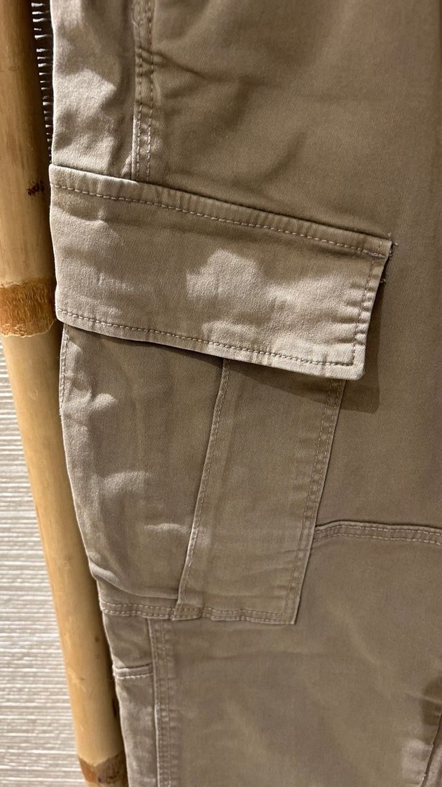 Pantalón cargo Bershka militar bolsillos