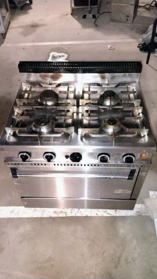 Cocina industrial 4 fuegos + horno