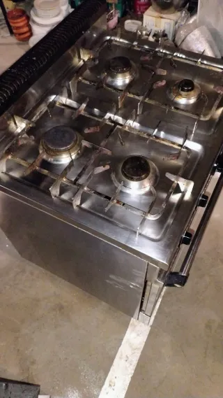 Cocina industrial 4 fuegos + horno