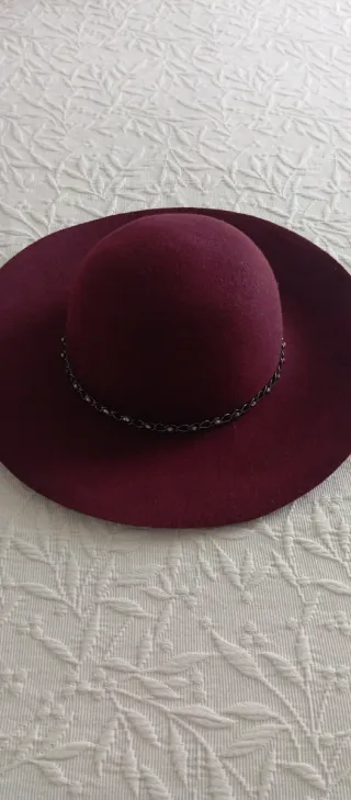 Sombrero de ala ancha morado con cadena
