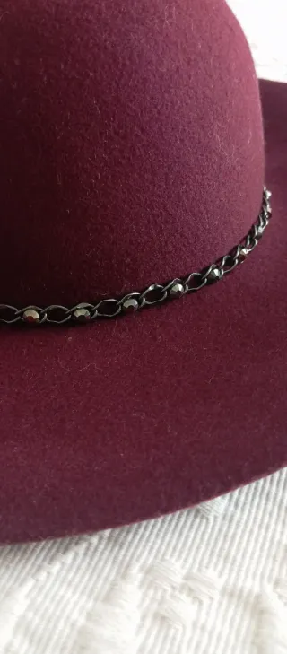 Sombrero de ala ancha morado con cadena