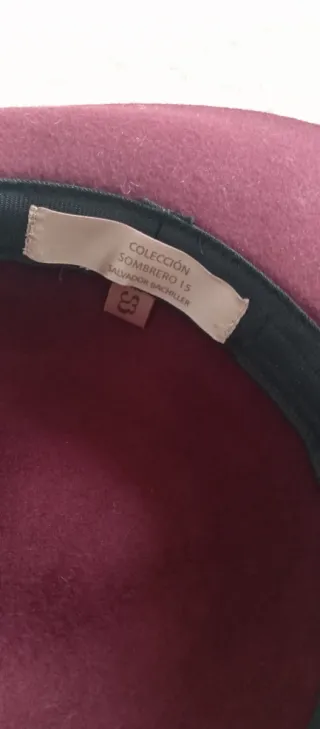 Sombrero de ala ancha morado con cadena