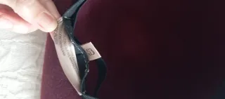 Sombrero de ala ancha morado con cadena