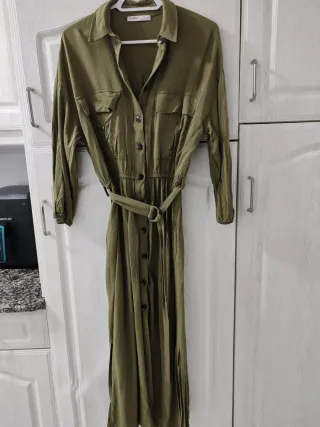 Vestido verde militar con botones