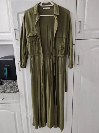 Vestido verde militar con botones