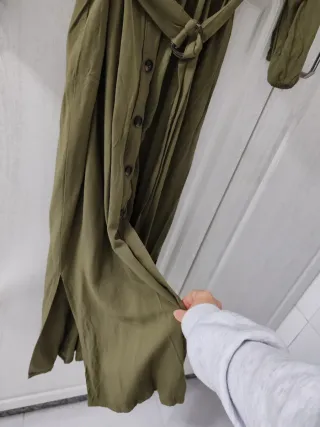 Vestido verde militar con botones