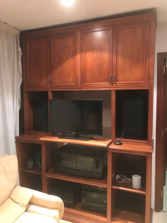 Mueble de madera de calidad y cristal