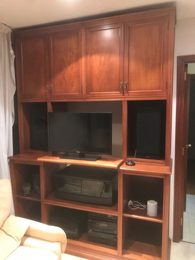 Mueble de madera de calidad y cristal