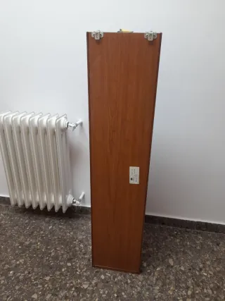 Estantería de madera y cristal