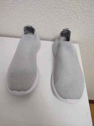 Zapatillas grises sin cordones talla 42