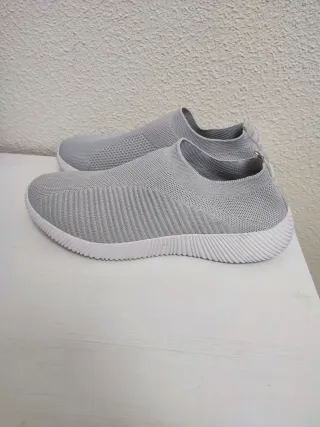 Zapatillas grises sin cordones talla 42