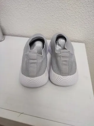 Zapatillas grises sin cordones talla 42