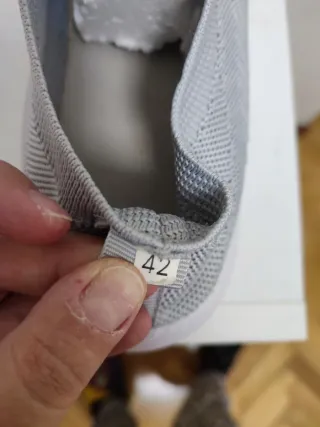 Zapatillas grises sin cordones talla 42