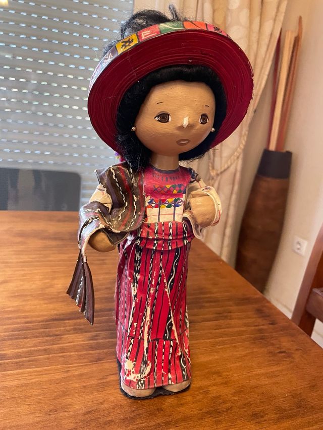 Muñeca misteriosa de la suerte étnica tradicional