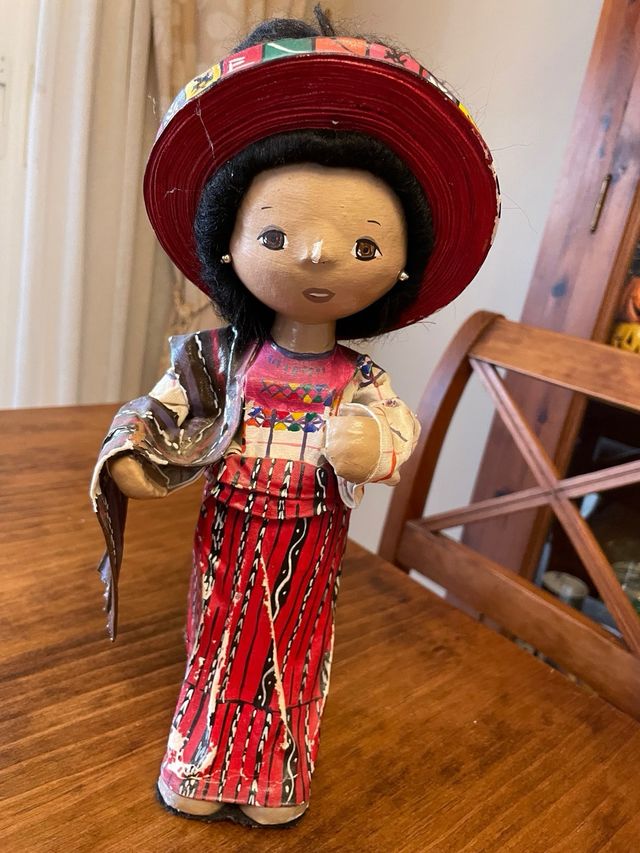 Muñeca misteriosa de la suerte étnica tradicional