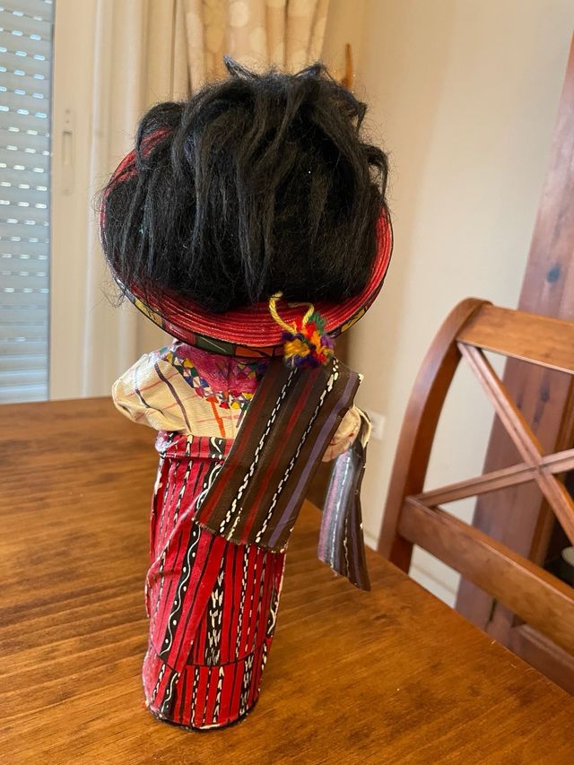 Muñeca misteriosa de la suerte étnica tradicional