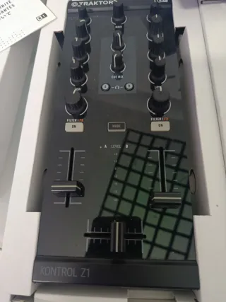 Controladores DJ Traktor Kontrol Z1 y X1