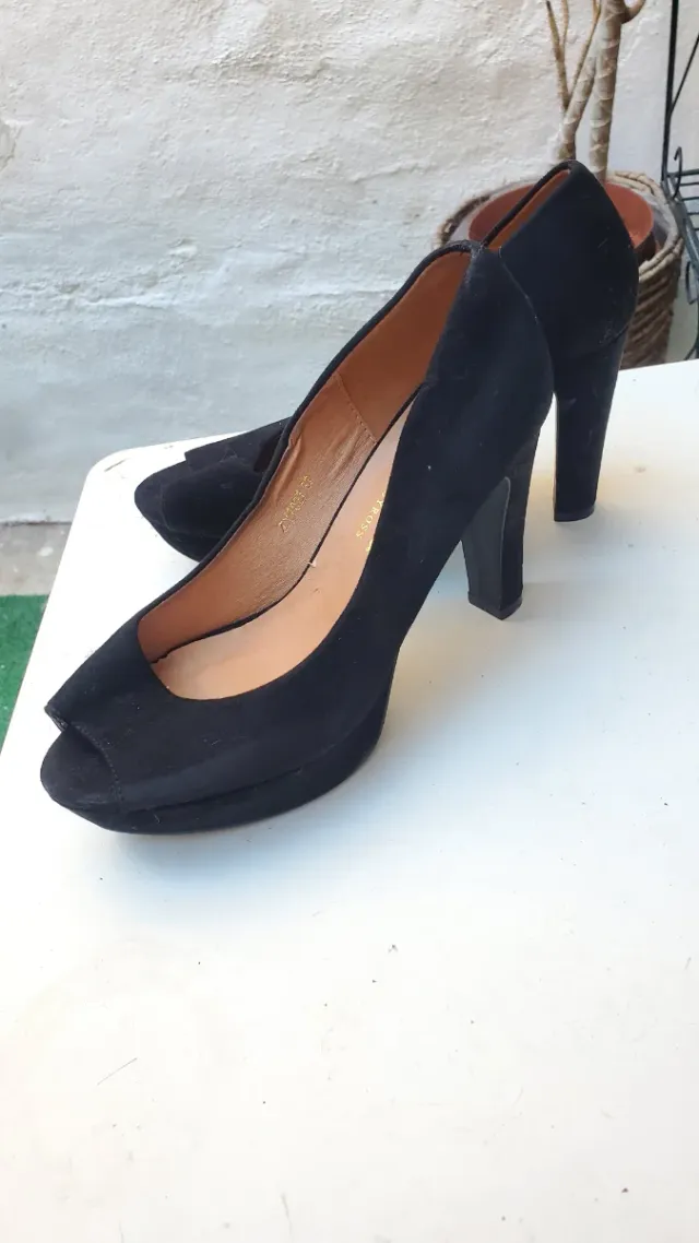 Zapatos de salón negros terciopelo tacón peep toe