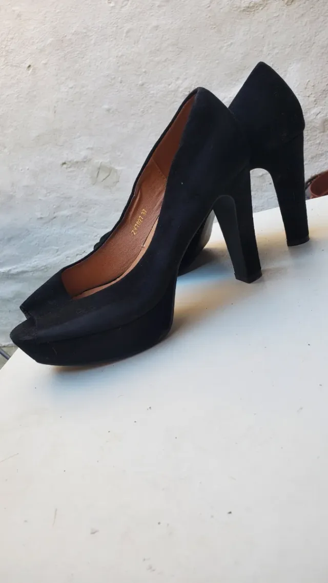 Zapatos de salón negros terciopelo tacón peep toe