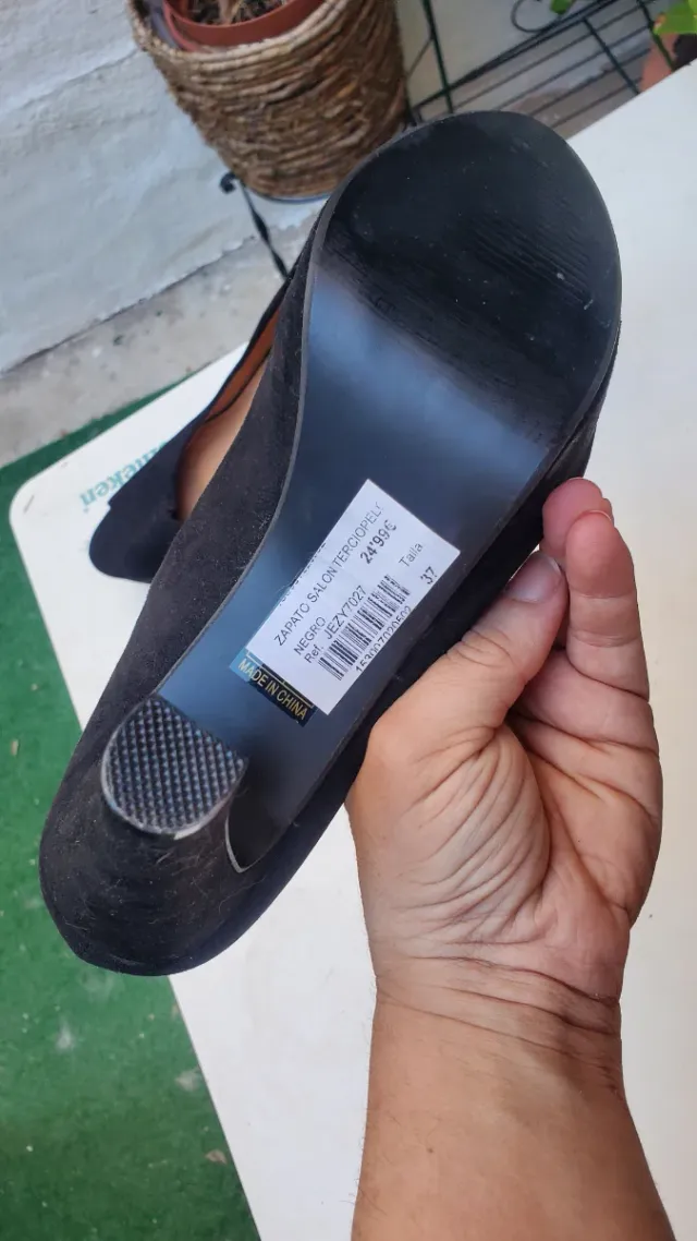 Zapatos de salón negros terciopelo tacón peep toe