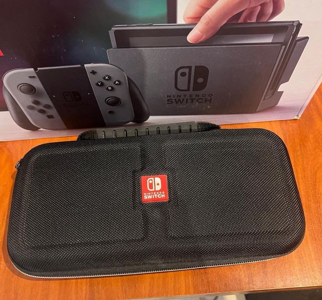 Nintendo Switch con caja y funda