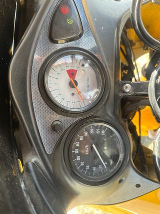 Suzuki SV650 Amarilla