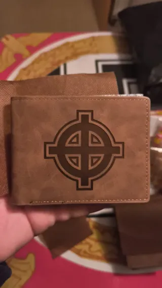 Cartera Marrón con Símbolo Celta Grabado