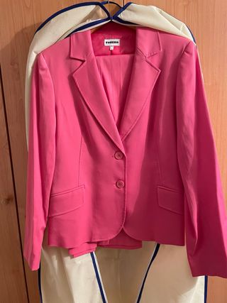Traje marca Torero talla 42 fucsia