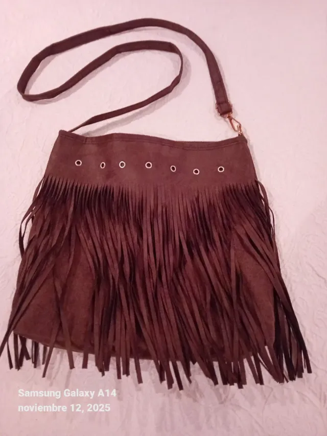 Bolso bandolera de color marrón con flecos.