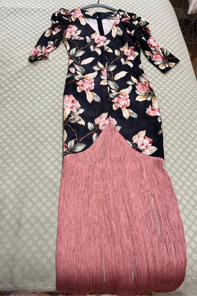 Vestido de fiesta floral con flecos y pamela