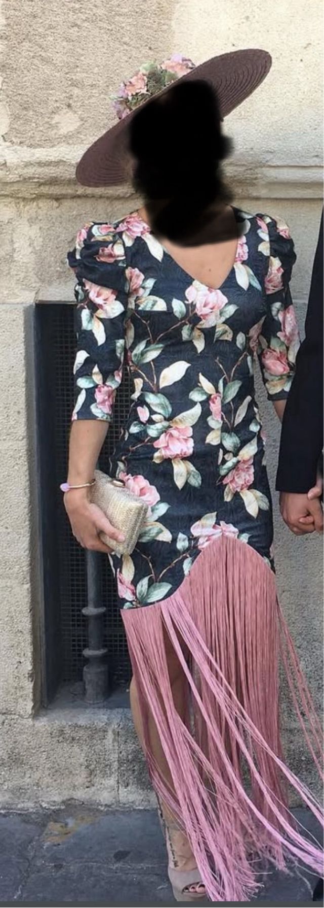 Vestido de fiesta floral con flecos y pamela