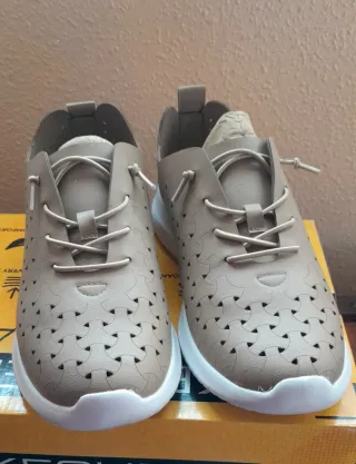 Deportivos beige mujer